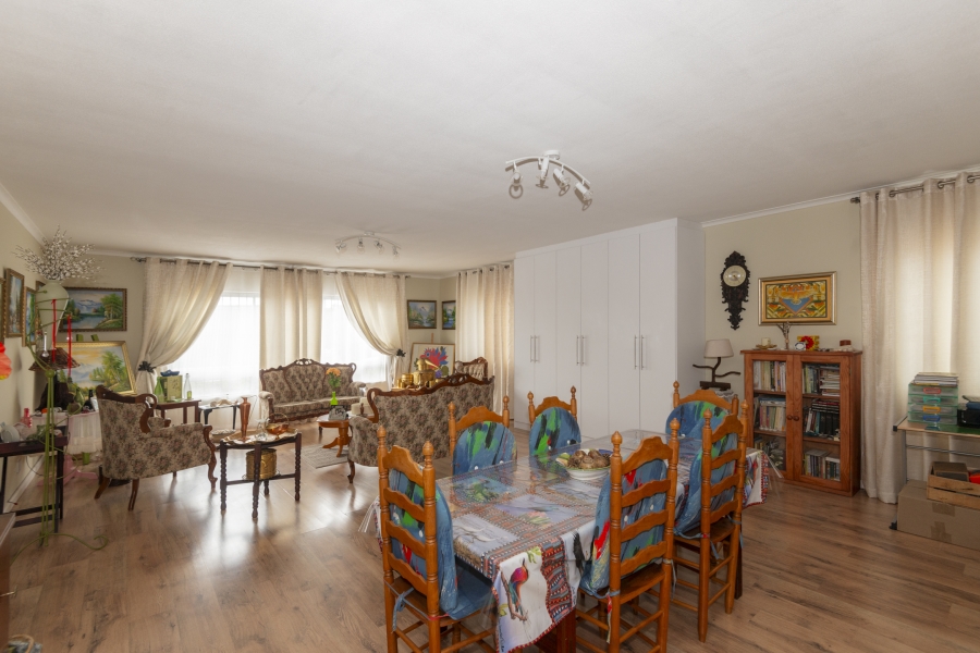 5 Bedroom Property for Sale in Middedorp Western Cape